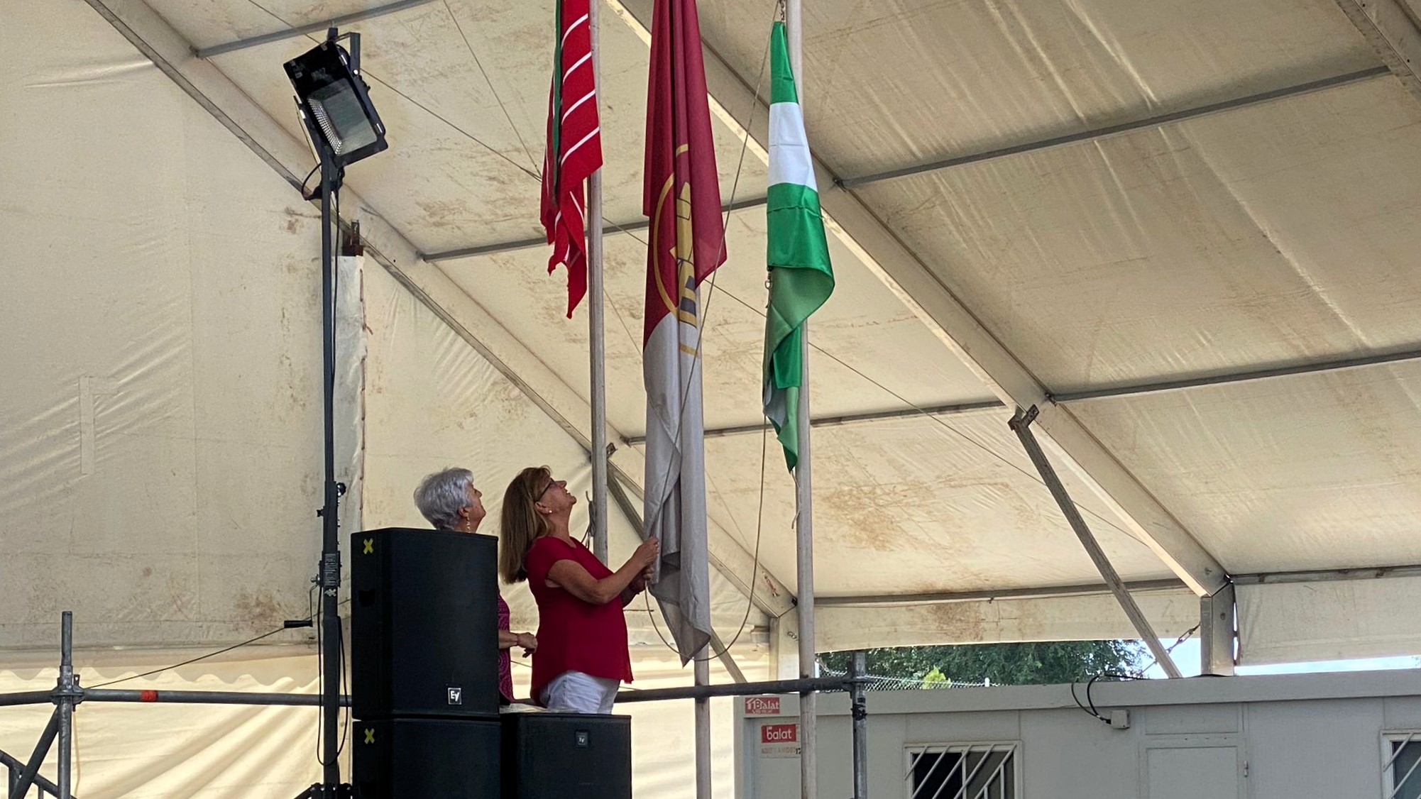 La presidenta izó la bandera de Andalucía